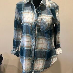Like new - Maurice’s - plaid shirt